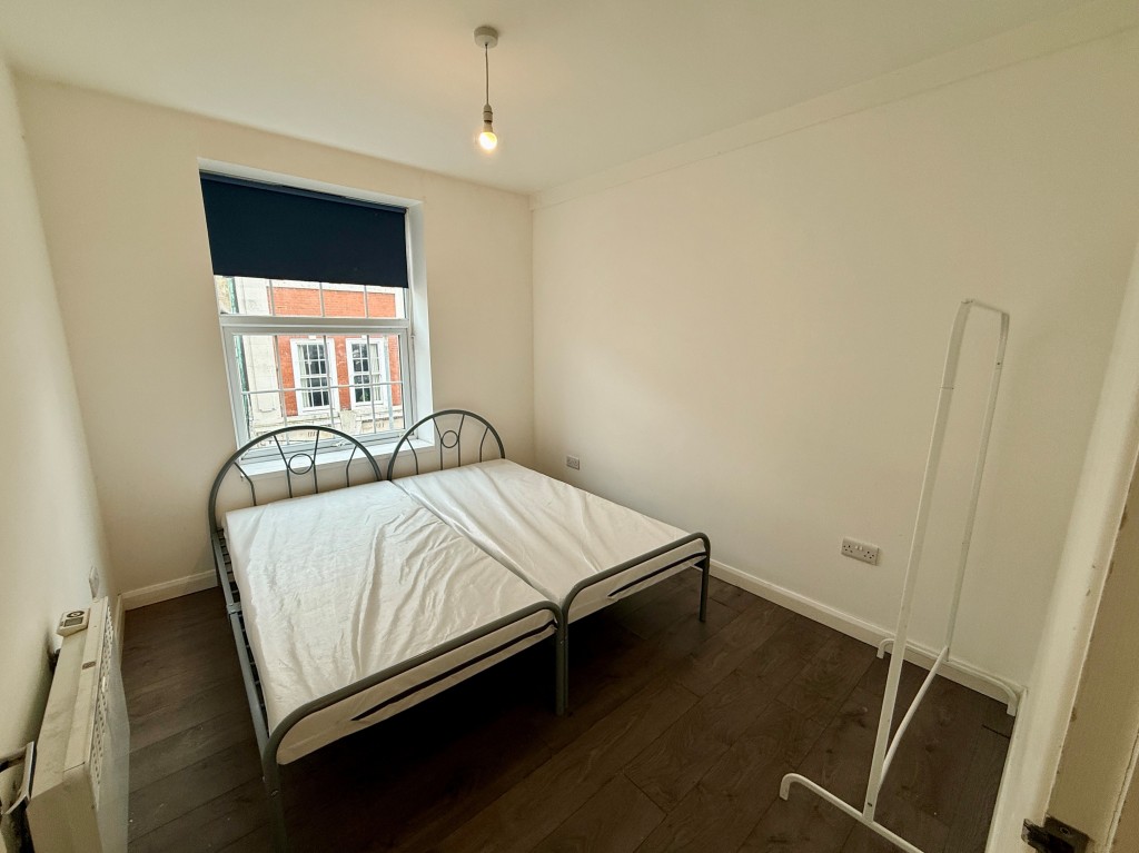Lot: 143 - FOUR-BEDROOM MAISONETTE IN TOWN CENTRE - Bedroom two